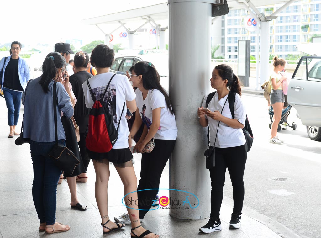 Một số fan hâm mộ có mặt tạui sân bay từ rất sớm để tiễn Xa Thi Mạn